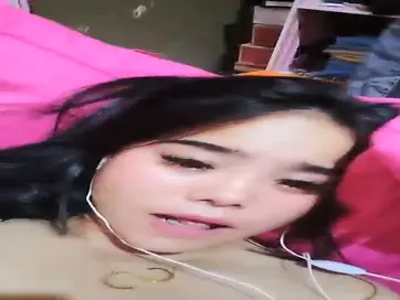 Bokep Live Pamer Meki Pake Earphone Putih Asyik poster