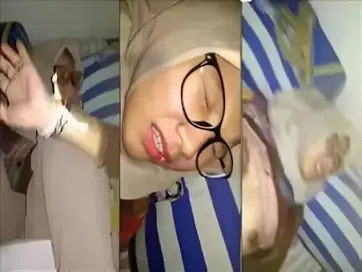 Ngentot Cewek SMA Hijab Berkacamata poster